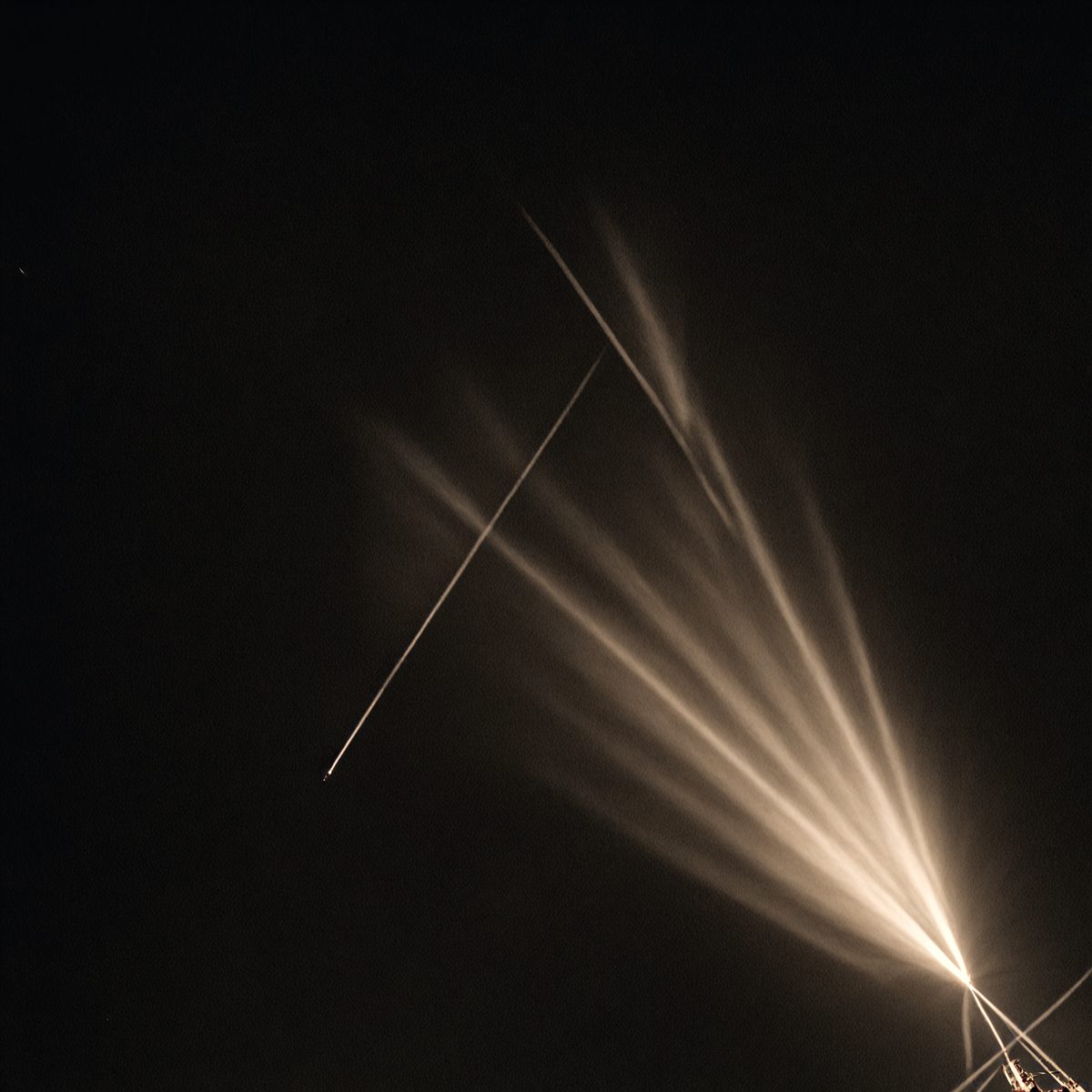 5176 - dark-geometric-patterns-merging-with-bright-light-cre_250708185540_00001.png